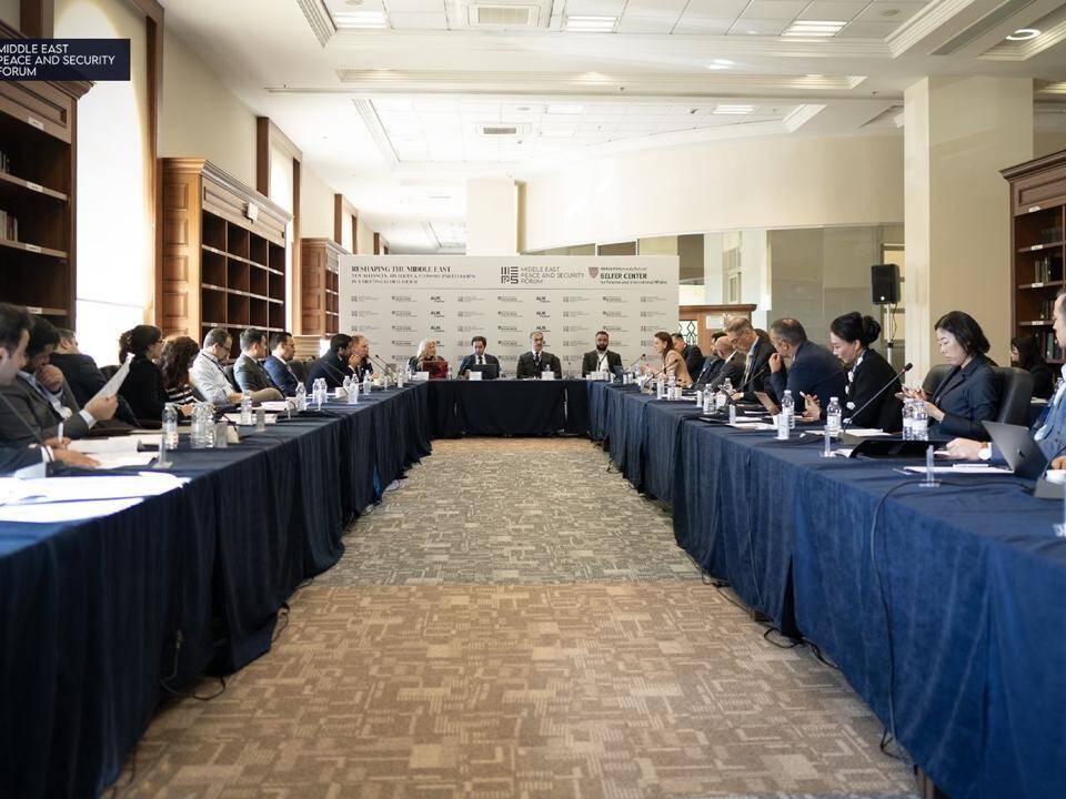 A discussion session at the “Middle East Peace and Security Forum,” featuring the Muscat Policy Council, where new visions for reshaping the Middle East in the context of peace and security were explored